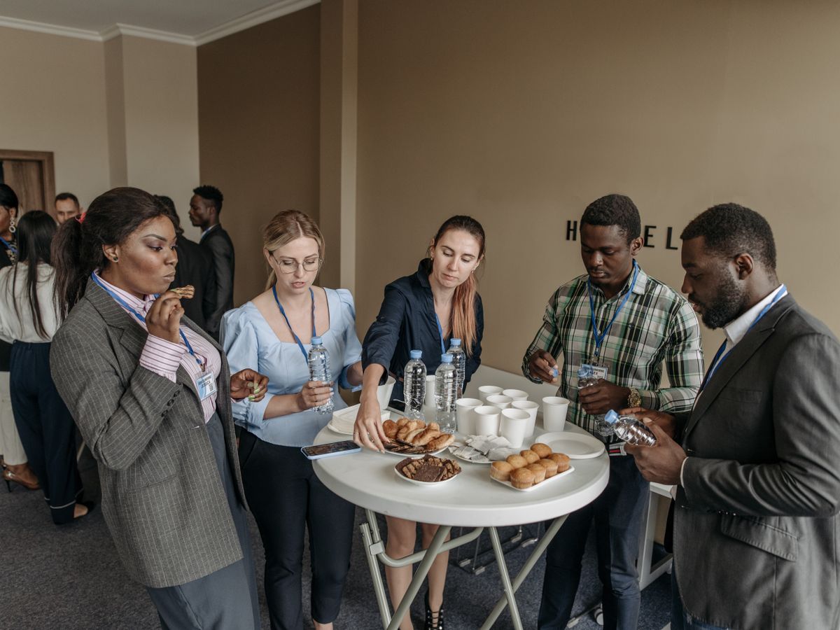 Team aziendale motivato durante una pausa caffè welfare